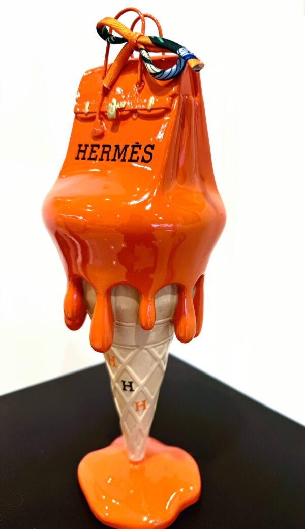 Melting Luxury Hermès Pop-art sculptuur van een smeltend Hermès Birkin ijsje oranje, 30 cm hoog.