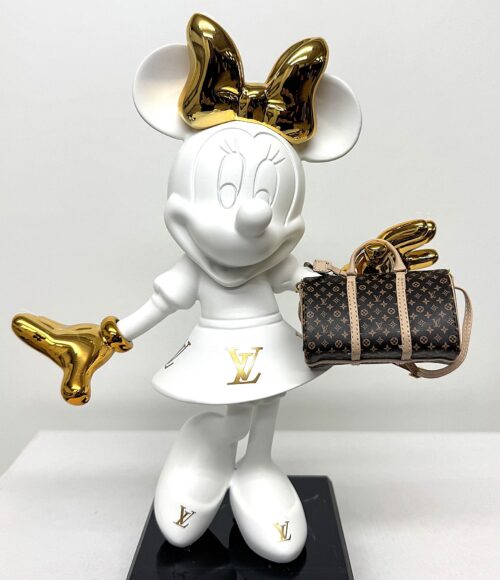 Minnie LV Blanc 30 cm. Minnie Mouse van 30 cm. hoog in kleur wit met miniatuur tasje in Louis Vuitton stijl