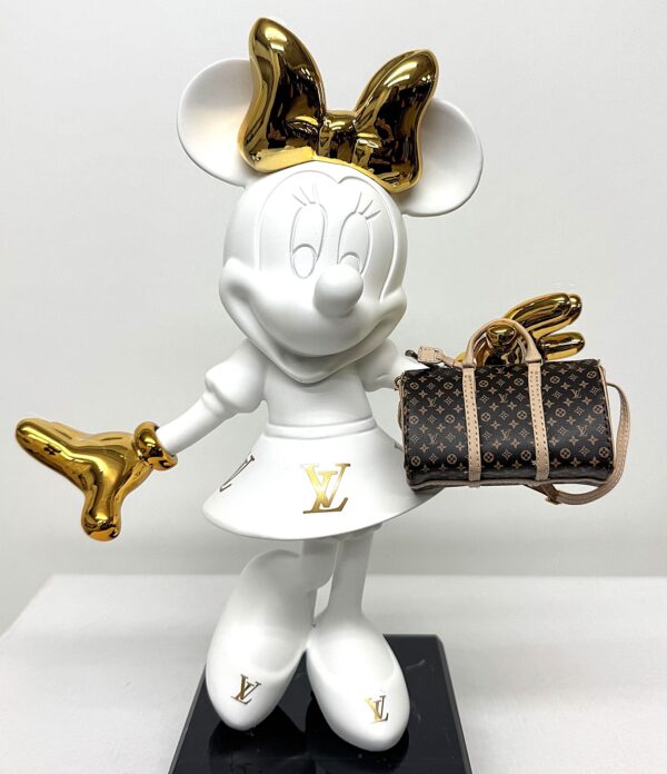 Minnie LV Blanc 30 cm. Minnie Mouse van 30 cm. hoog in kleur wit met miniatuur tasje in Louis Vuitton stijl