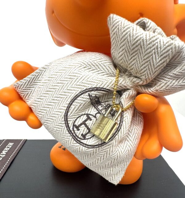 smurf hermes bag Luxe popart sculptuur Smurf Hermès Bag met origineel Hermès stofzakje en slotje op zwart plateau door kunstenaar Geov.