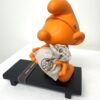 Smurf Hermès Bag Luxe popart sculptuur Smurf Hermès Bag met origineel Hermès stofzakje en slotje op zwart plateau door kunstenaar Geov.