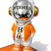 Astro Hermès Exclusief pop art beeld Astro Hermès van kunstenaar Geov in oranje en wit met spiegelend vizier.