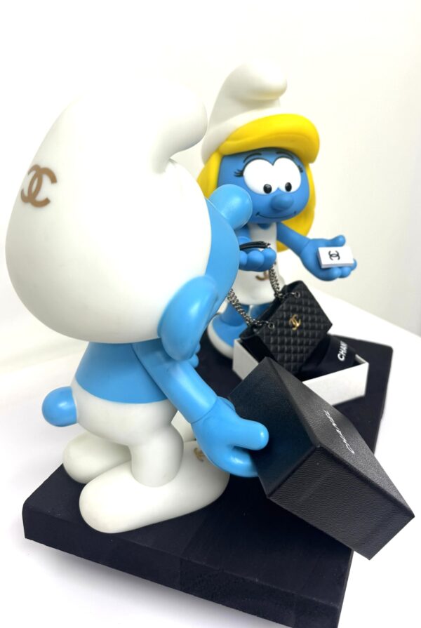 Luxury Present for Smurfin Luxury present for smurfin - popart kunstwerk met smurf en smurfin waarbij smurfin een luxe tas krijgt