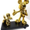 Gouden pop‑art sculptuur Mickey and Dog met Chanel‑stijl ketting, CC‑logo’s en luxe halsbandje - incl. zwart plateau