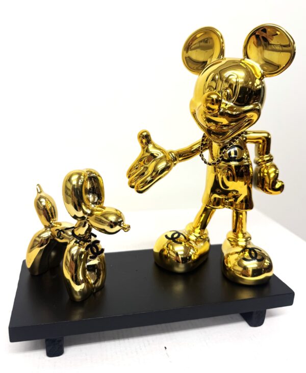 Gouden pop‑art sculptuur Mickey and Dog met Chanel‑stijl ketting, CC‑logo’s en luxe halsbandje - incl. zwart plateau