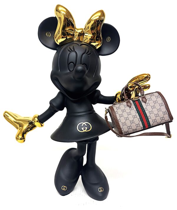 Mat zwart Minnie Mouse kunstbeeld van 30 cm hoog met gouden strik en handen, een Gucci-logo op de jurk en een schitterende miniatuur Gucci handtas.
