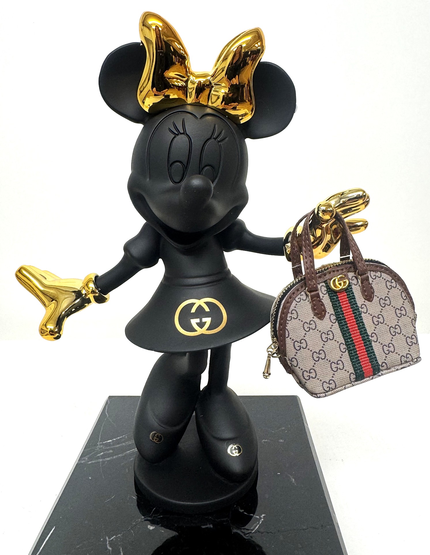 minnie gucci op marmeren sokkel