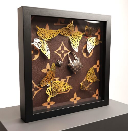 Butterfly LV 3D Artwork 25 x 25 cm. met gouden vlinders, mini LV accessoires en zwarte lijst, 25 x 25 cm.