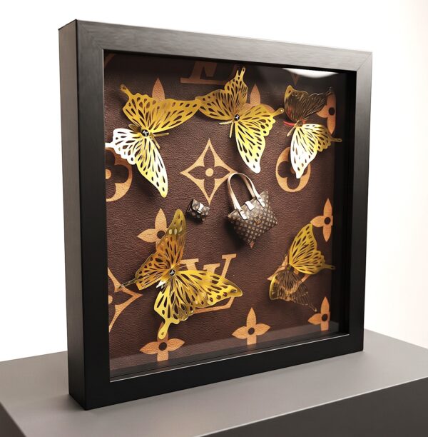 Butterfly LV 3D Artwork 25 x 25 cm. met gouden vlinders, mini LV accessoires en zwarte lijst, 25 x 25 cm.