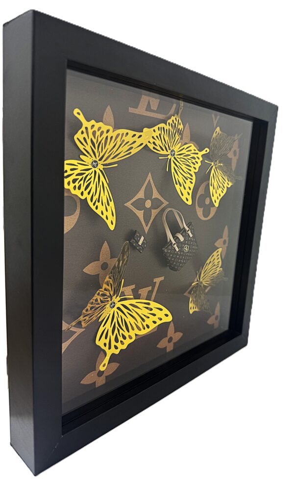 Butterfly LV 3d werk van 25 x 25 cm. met goudkleurige vlinders en mini tasje en mini mapje in Louis Vuitton Stijl getiteld Butterfly LV