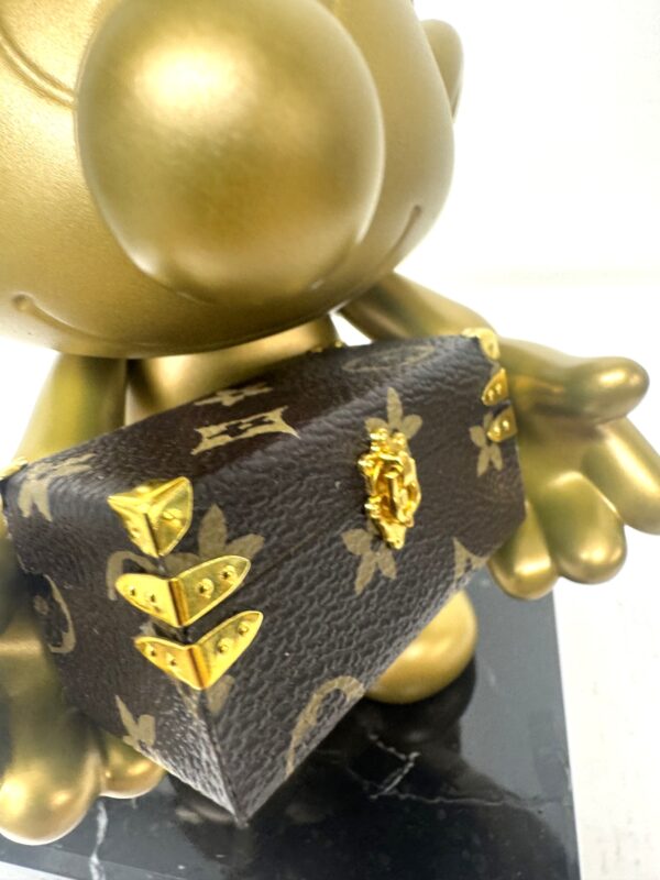 Petite Valise Gold Edition gedetailleerd koffertje behorend bij het kunstwerk Smurf Petite Valise Gold Edition