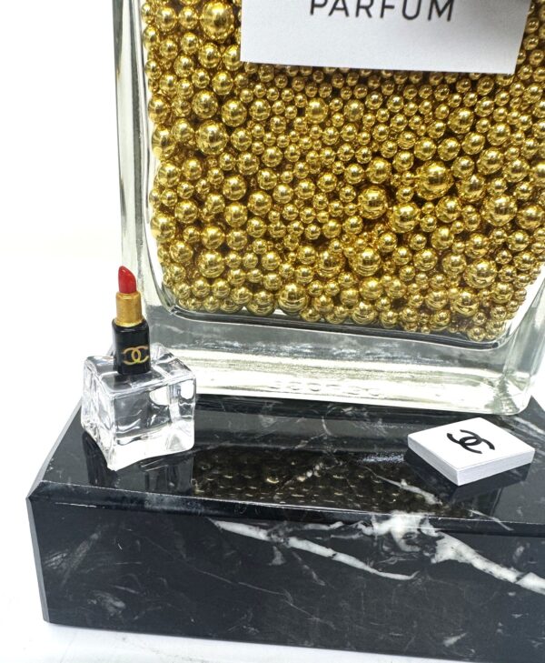 accessoires popart chanel fles Popart Chanel Bottle - incl. marmeren sokkel 24 cm hoog