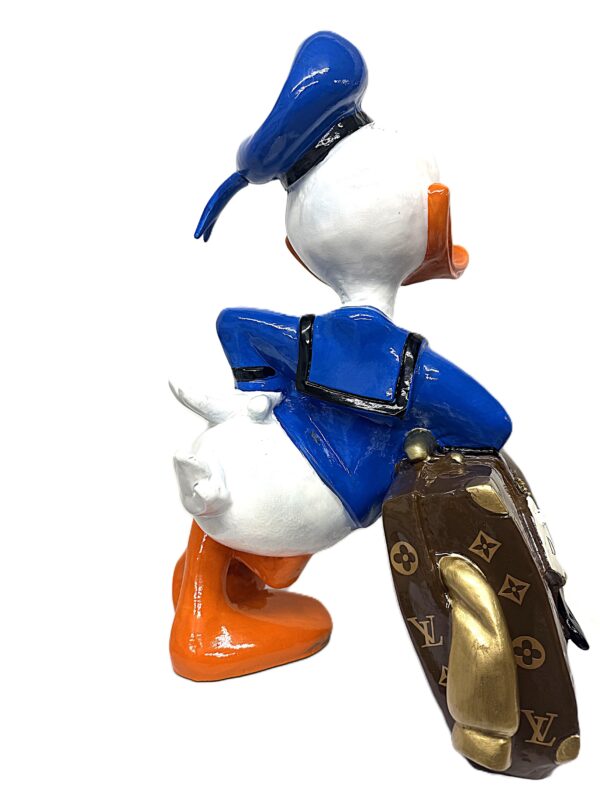 achterzijde donald duck met lv koffr Donald in Style - 50 cm. VERKOCHT