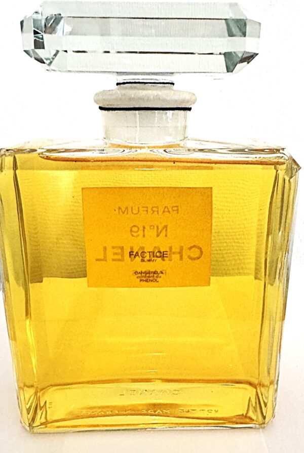Zeldzame Chanel N°19 Parfum (Factice) – VERKOCHT