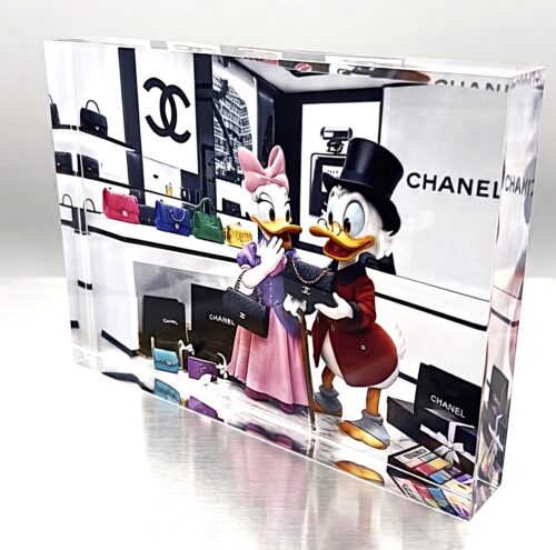 Dagobert Chanel Edition Dagobert Chanel Edition - luxe acrylblok van 20 x 15 cm. waarin Dagobert Duck en Katrien Duck zijn weergegeven in luxe Chanel boutique