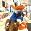 Donald in Style Donald in Style - popart beeld van Donald Duck met stijlvolle vintage koffer in Louis Vuitton stijl