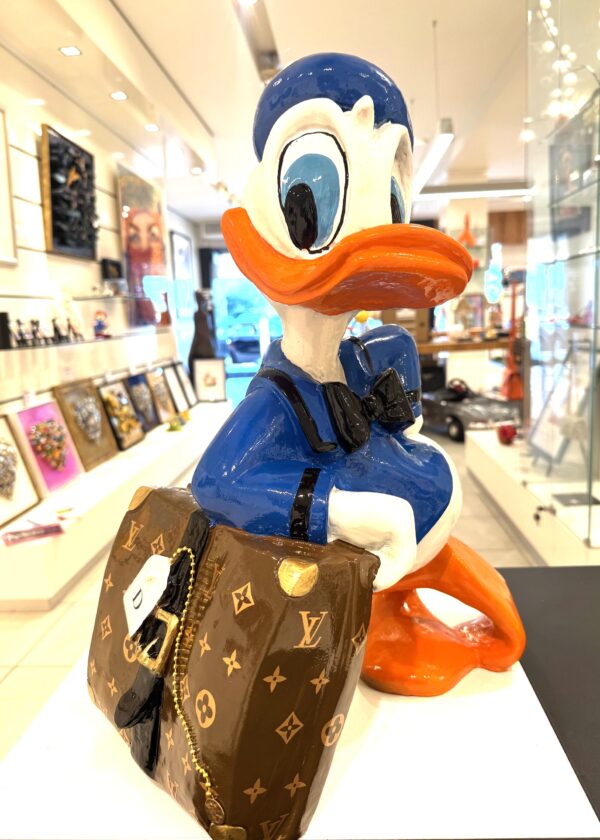 Donald in Style Donald in Style - popart beeld van Donald Duck met stijlvolle vintage koffer in Louis Vuitton stijl