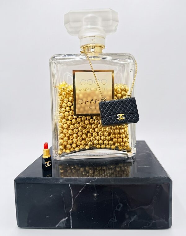 Originele parfumfles Chanel Coco Mademoiselle op marmeren sokkel incl mini tasje en mini lipstik totaal 18 cm. hoog