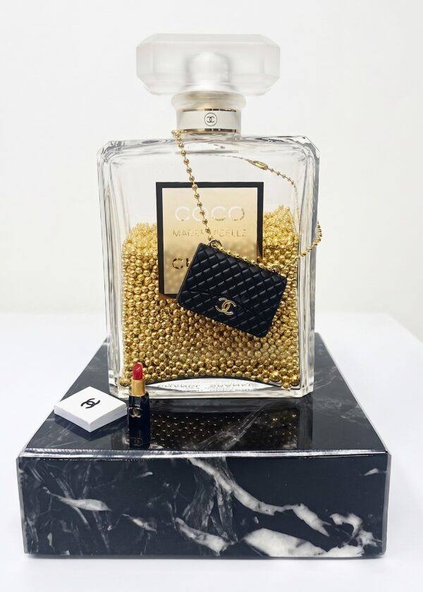 Originele chanel coco mademoiselle fles op marmeren sokkel Originele Coco Mademoiselle Chanelfles