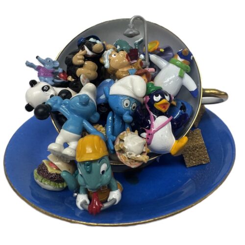 Crazy About Cups - popart werk van Mart Krijger - kop en schotel vol met smurfen, afgewerkt met epoxy