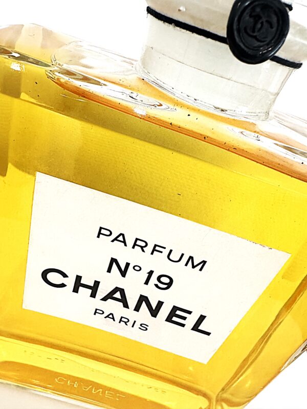 Zeldzame Chanel N°19 Parfum (Factice) – VERKOCHT