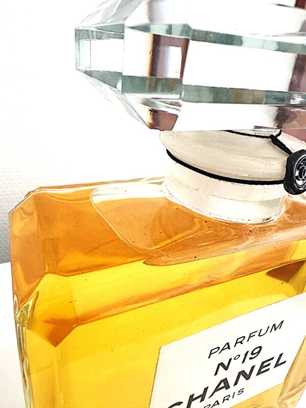 Zeldzame Chanel N°19 Parfum (Factice) – VERKOCHT