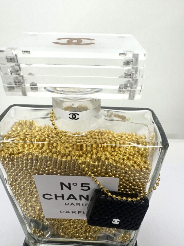 detail popart Chanel bottle Popart Chanel Bottle - incl. marmeren sokkel 24 cm hoog
