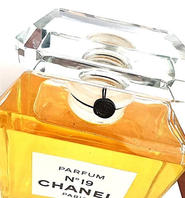 Zeldzame Chanel N°19 Parfum (Factice) – VERKOCHT