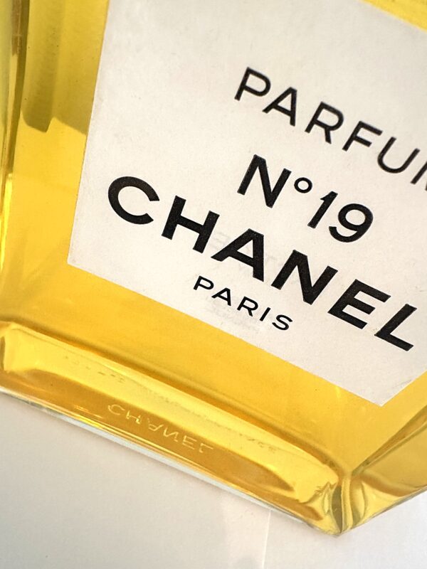 Zeldzame Chanel N°19 Parfum (Factice) – VERKOCHT