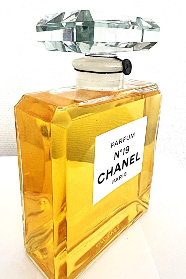Zeldzame Chanel N°19 Parfum (Factice) – VERKOCHT