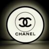 Exclusieve Chanel Logo Lichtbak ROND – Origineel Boutique Item – 28 cm.