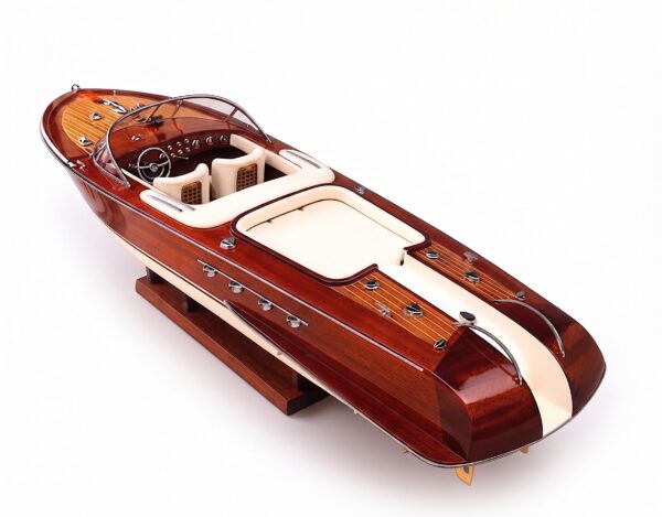 Riva Aquarama met luxe wit interieur Riva Aquarama met luxe wit interieur