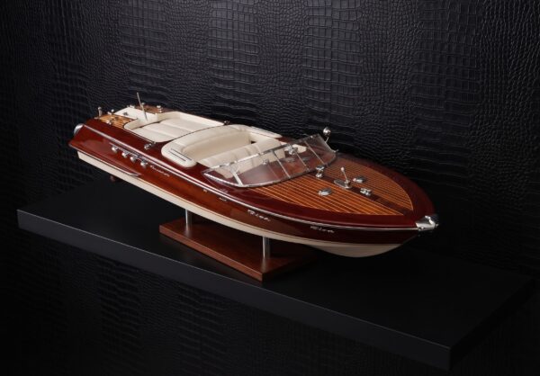 riva wit in zwart interieur Handgemaakte RIVA BOOT wit interieur - 55 cm.