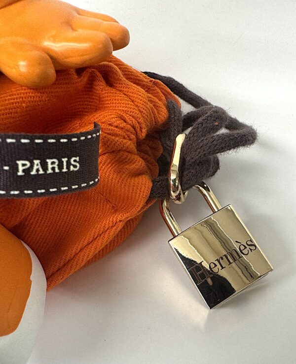 sitting astro detail slotje Sitting Astro - Hermès Edition