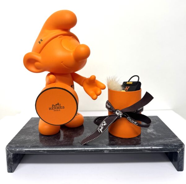 Smurf Unboxing - Orange Smurf Unboxing - Orange - popart kunstwerk met verfijnde chique uitstraling voorzien van authentiek Hermès doosje