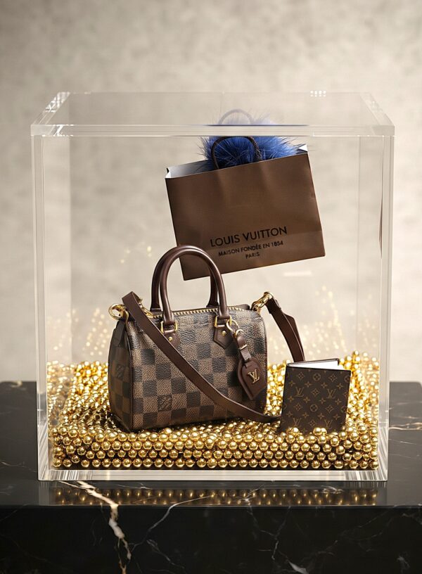 Luxury Cube LV prachtig ensemble met iconische mini LV tas, boekje en draagtasje met bontje