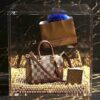 Luxury Cube 10 cm. voorzien van schitterend gedetaillieerd mini tasjein LV stijl, mini boekje met monogram en draagtasje met blauw bontje