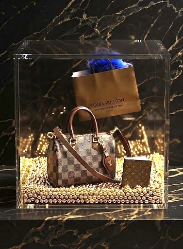 Luxury Cube 10 cm. voorzien van schitterend gedetaillieerd mini tasjein LV stijl, mini boekje met monogram en draagtasje met blauw bontje