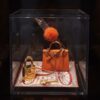 Luxury Cube Birkin Orange Luxury Cube Birkin Orange - 10 cm. kubus met mini oranje tasje in Birkin stijl, slot en sleuteltje en origineel lint met bontje
