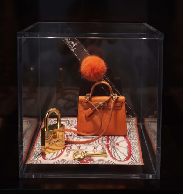 Luxury Cube Birkin Orange Luxury Cube Birkin Orange - 10 cm. kubus met mini oranje tasje in Birkin stijl, slot en sleuteltje en origineel lint met bontje