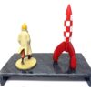 Iconische set van Kuifje en Maanraket op luxe marmeren plateau