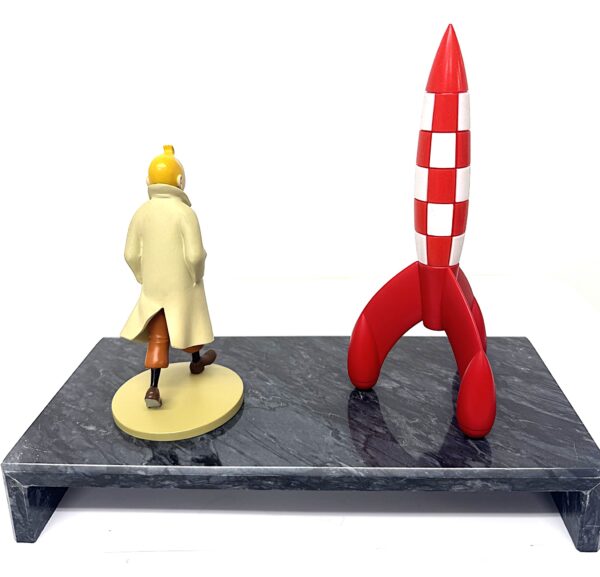 Iconische set van Kuifje en Maanraket op luxe marmeren plateau